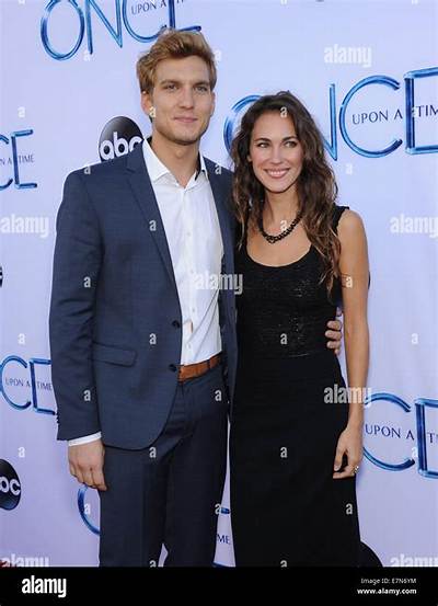 Scott Michael Foster Wife: Is the “Love, for Real” Cast Married to Girlfriend Carson Fagerbakke?