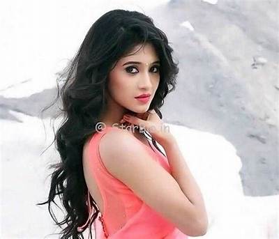 Shivangi Joshi (Naira) Wiki, Bio, Age, Height, Weight, Boyfriend, Family, Career, Net Worth, Facts