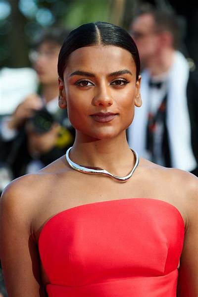 Simone Ashley Parents Nationality and Ethnicity – Where Is She from?