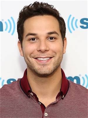 Skylar Astin – Bio, Facts, Wiki, Net Worth, Affair, Wife, Anna Camp, Married, Divorce, Pitch Perfect, Age, Height, Family, Split, Ex-Girlfriend, Gay
