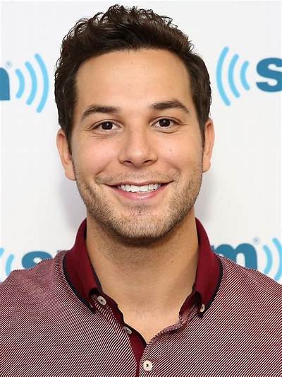 Skylar Astin – Bio, Facts, Wiki, Net Worth, Affair, Wife, Anna Camp, Married, Divorce, Pitch Perfect, Age, Height, Family, Split, Ex-Girlfriend, Gay