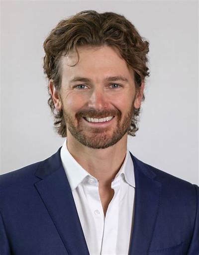 Steuart Walton Bio, Wiki, Age, Height, Family, Wife, Wedding, Baby, Company, and Net Worth