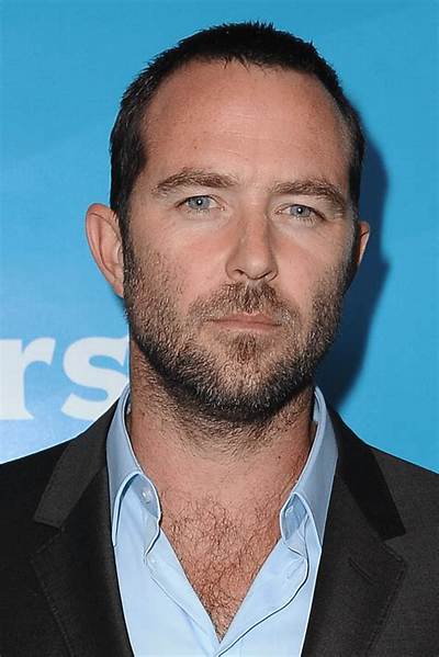 Sullivan Stapleton Bio, Age, Height, Husband, Children, Actor, Movies, and Net Worth