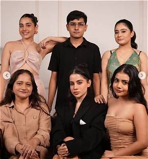 Urfi Javed Father Name, Mother, Parents, Siblings, Boyfriend, Net Worth & More