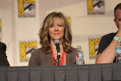 Wendy Schaal Biography, Age, Wiki, Height, Husband, Net Worth, Children, Movies, Tv Show, Image, Family, Parents and Salary