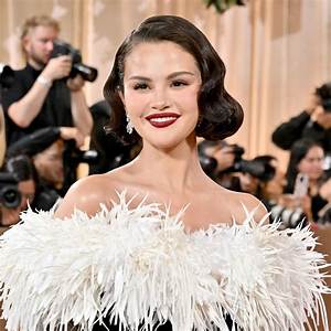 What’s up with Selena Gomez’s Chin Scar? Accident or Chin Implants?