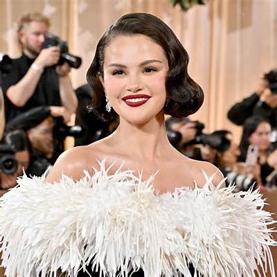 What’s up with Selena Gomez’s Chin Scar? Accident or Chin Implants?