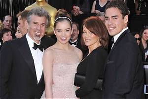 Who Are Hailee Steinfeld Parents-Mom Cheri & Dad Peter Steinfeld? Their Family Details