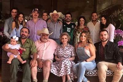 Who Are Vicente Fernandez Children? Meet His Daughter Alejandra Fernández and Family