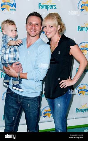 Who Is Lea Dellecave? Meet Drew Lachey Wife on Instagram.