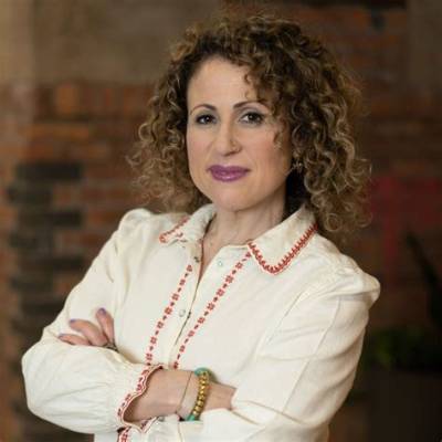 Who Is Natalie Silverman? 10 Facts on History 101 Netflix Narrator, Wiki, Biography
