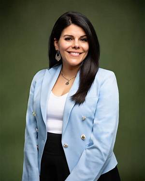 Who Is Vivian Salama from the Wall Street Journal? Career Details on the Reporter