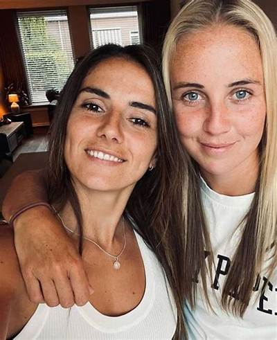 Why Beth Mead and Girlfriend Danielle Van De Donk Break up & Does She Have a New Partner?
