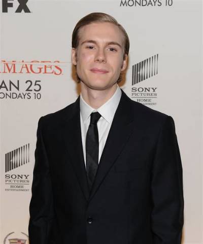 Zachary Booth Bio, Age, Height, Parents, Siblings, Partner, Tv Shows, Films and Net Worth